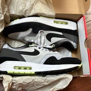Used Nike Air Max 1 Remix (black and white) S13